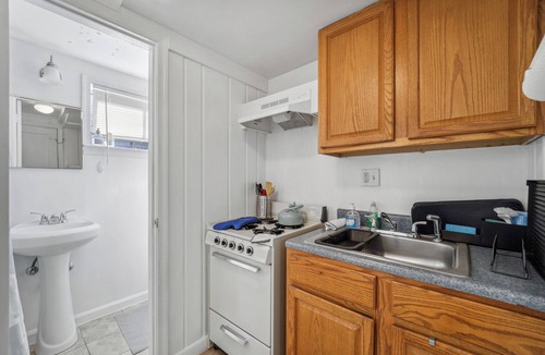 Buzzard Point Apartment | Location Location Crystal City mins to Washington, DC DCA