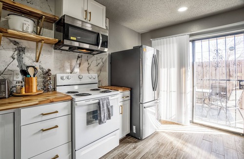 Uptown Apartment | Location!Location.LUXE Condo w/JettedTub by ABQ Uptown at Kingfisher Housing