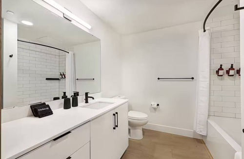Broadway Hotel | Location, Location, Location! SOLIS Capitol Hill - Chic 1BR w/Washer and Dryer