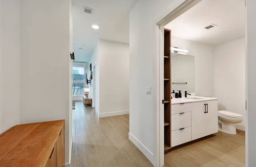 Broadway Hotel | Location, Location, Location! SOLIS Capitol Hill - Chic 1BR w/Washer and Dryer