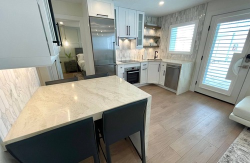 Old Naples Condo | Location Location Location - Olde Naples Florida - 3-min walk to the beach
