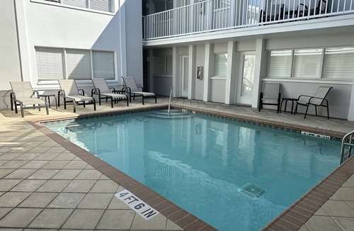 Old Naples Condo | Location Location Location - Olde Naples Florida - 3-min walk to the beach