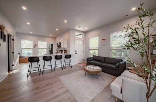 Detroit - Shoreway House | Location! Modern Ohio City Luxury + 2 King Beds + Luxury Hot Tub