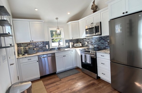 Tisbury Cottage | LOCATION & QUALITY! Right in town, freshly renovated, near everything u need!