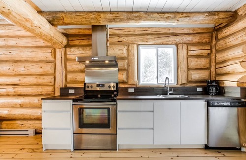 St-Adolphe-d'Howard Ski Chalet | Locations du Sommet - Le Log Home