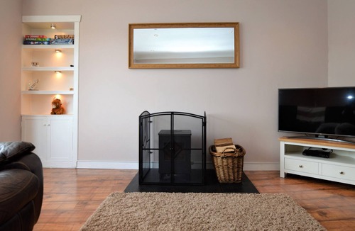 Tarbert Apartment | Loch Awe House - Upper Apartment, harbour views