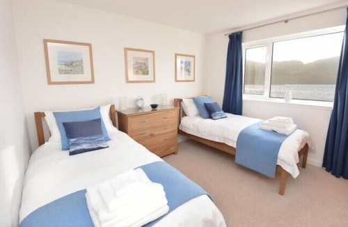 Arnol Cottage | LOCH COTTAGE, family friendly, luxury holiday cottage in Dalbeg