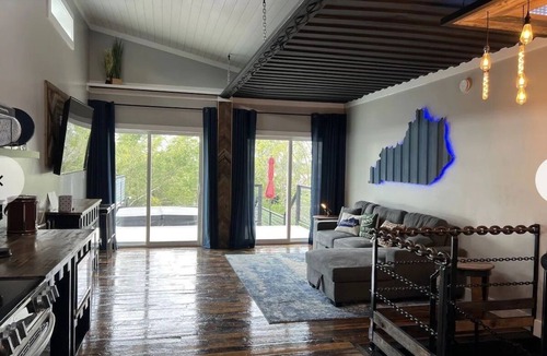 Lancaster Apartment | Lockridge Park - Loft unit that sleeps 6 with full kitchen, bathroom, hot tub and washer and dryer.
