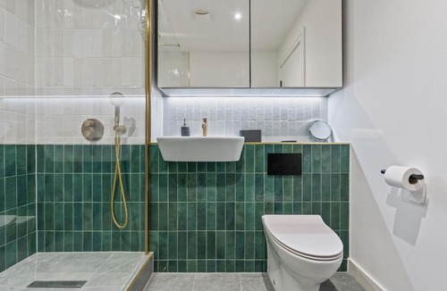 The Westside Apartment | Lockside Haven - Stylish Canal-Side Retreat