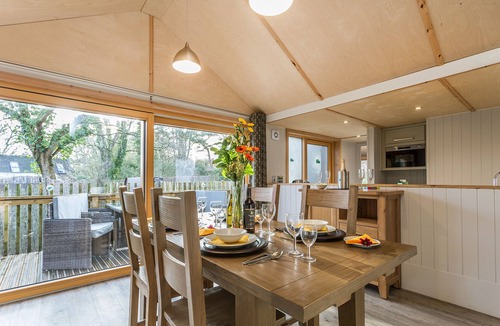 Corfe Castle Cottage | LODGE 17, pet friendly, with hot tub in Corfe Castle