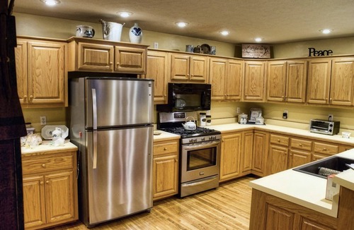 Mountain Home Cabin | Lodge Between the Lakes - With Adjacent Indoor Pickleball Court