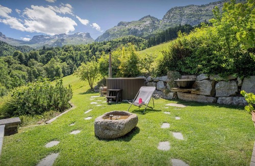 Les Clefs Ski Chalet | Lodge La Source - luxury French Alps break 12p, indoor pool - OVO Network