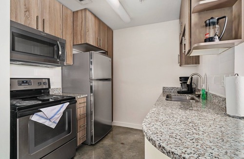 Midtown Apartment | Lodgeur | Designer studio w/pool view | Midtown