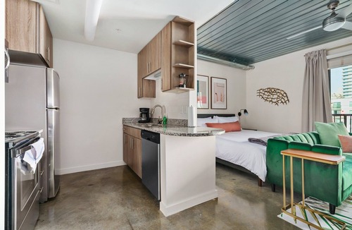 Midtown Apartment | Lodgeur | Designer studio w/pool view | Midtown