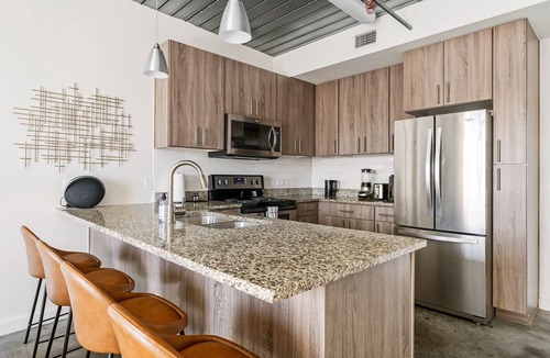 Midtown Apartment | Lodgeur | Plush & bright 2BR loft | Midtown