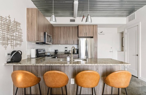Midtown Apartment | Lodgeur | Plush & bright 2BR loft | Midtown