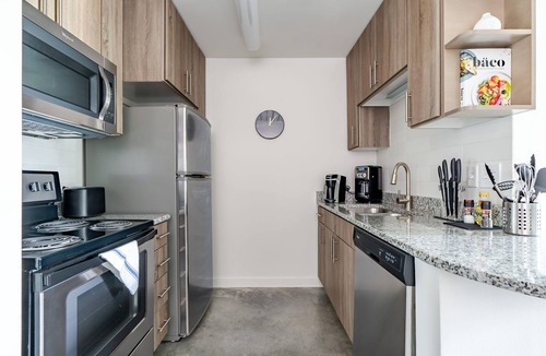 Midtown Apartment | Lodgeur | Trendy studio loft w/patio | Midtown