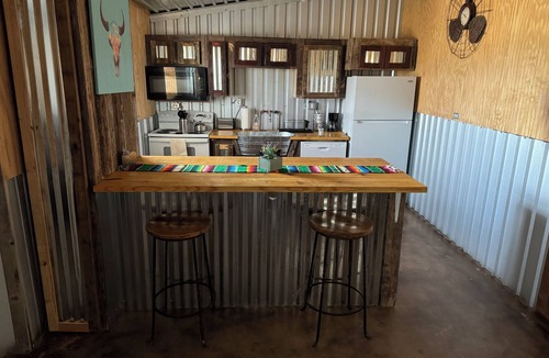 Dublin Cabin | Lodging 7min from Stephenville. 2bedroom, 2bathroom. Horse barn Stalls, Turnouts