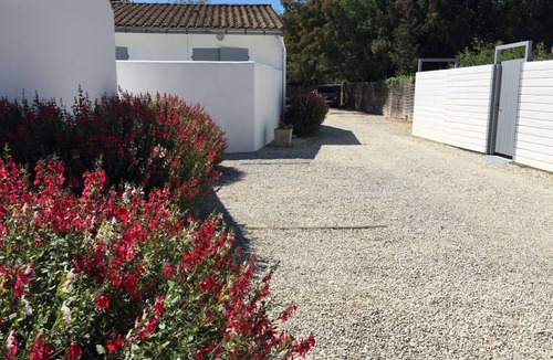 Rivedoux-Plage Cottage | LODGING FOR 4 PEOPLE, 2 BEDROOMS, PRIVATE PATIO, HEATED SWIMMING POOL, PRIVATE PARKING