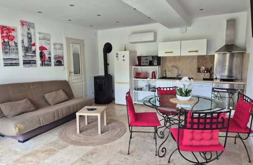 Chateau-Landon Apartment | Lodging "Gorge Rouge