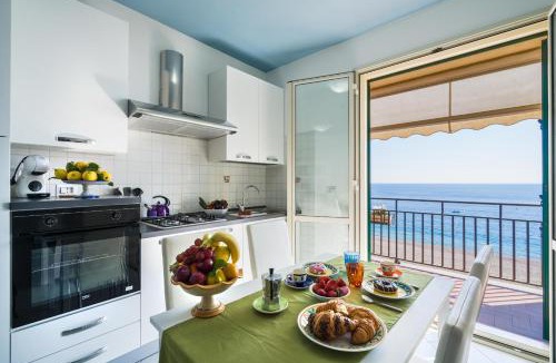 Letojanni Apartment | Loft Balcone Sul Mare