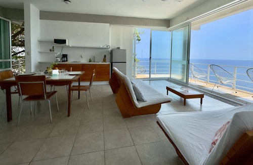 Las Playas Condo | Loft Casa Luna: terraza frente al mar y cocineta