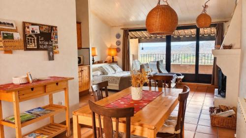 Montsonis Apartment | Loft con chimenea y terraza con vistas - Cal Caterino