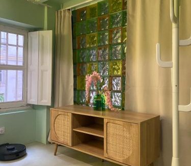 Quartier de la Monnaie Apartment | Loft design 2 bedrooms and 2 private bathrooms with ground floor living room