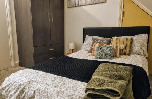 West Molesey Apartment | Loft Flat, nr Hampton Court Palace, Free Street Parking