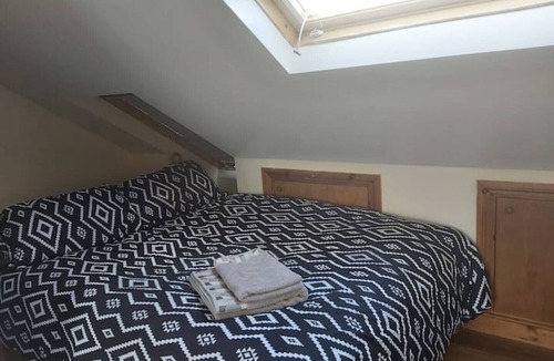 Thornton Heath Apartment | Loft Space with private bathroom and mini kitchen