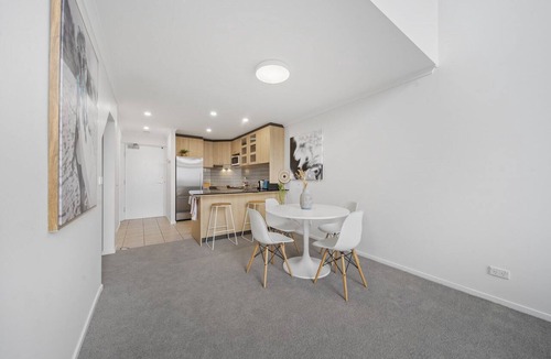 City East Apartment | Loft-Style CBD 1-Bed with Rooftop Terrace & BBQ