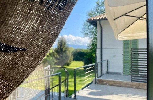 Lurate Caccivio Apartment | Loft-Style 'Wanderlust' Room with Mountain View and Shared Terrace