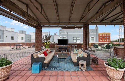 Downtown Fort Worth Apartment | Loft w/Massive Rooftop Deck Walk to Sundance