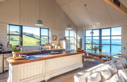 Waiheke Island House | Loft & Workroom, Woodside Bay - Be My Guest Waiheke