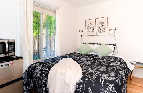 Alki Apartment | Loftium | Cozy & Chic Guest Suite - steps from Alki Beach!