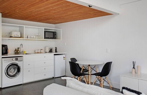 Freemans Bay House | Lofty Haven in Ponsonby with Parking