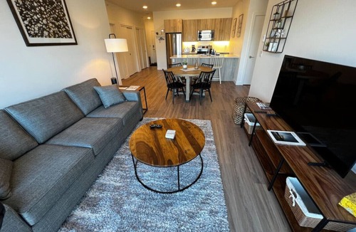 Golden Condo | Lofty Lookout - Downtown Condo