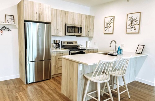 Golden Condo | Lofty Lookout - Downtown Condo
