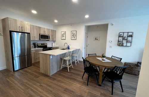 Golden Condo | Lofty Lookout - Downtown Condo