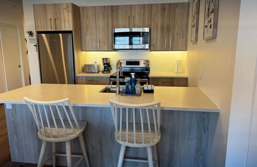 Golden Condo | Lofty Lookout - Downtown Condo