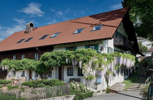 Utting am Ammersee Apartment | Lofty spacious apartment with natural flair and lake view