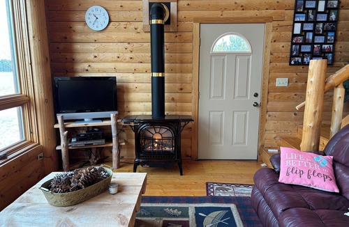 Webster Cabin | Log Cabin 4-bedroom on water with dock, sand beach with AC, WiFi in Webster