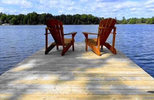 L'Amable Apartment | Log Cabin Escape on the Lake