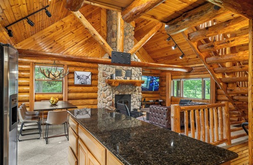 Cherry Valley Cabin | Log Cabin Escape+King Beds+Hot Tub+Sauna+River Views