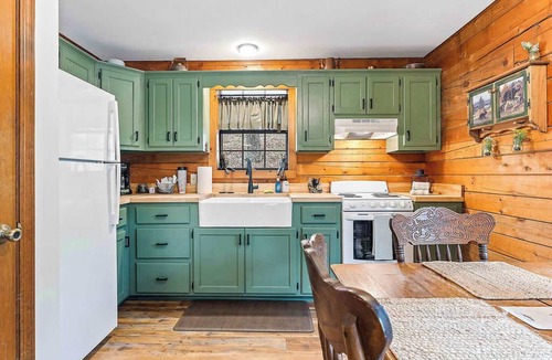 Eureka Springs Cabin | Log Cabin, Fire Pit, Hiking Trails, Porch Swing