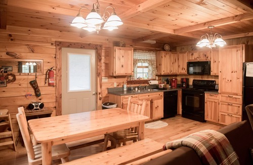 Luray Cabin | Log Cabin for couples and family in the Shenandoah Valley,10 miles from Luray,VA