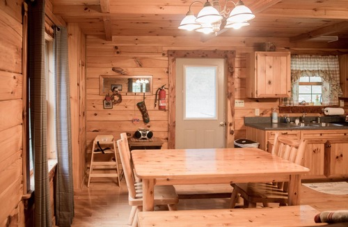 Luray Cabin | Log Cabin for couples and family in the Shenandoah Valley,10 miles from Luray,VA