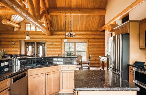 Three Peaks Cabin | Log Cabin Getaway w/Hot Tub | Ski, Hike, Relax
