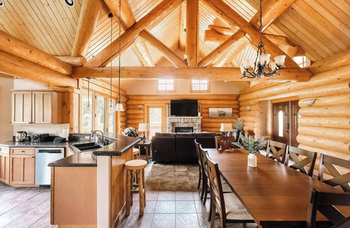 Three Peaks Cabin | Log Cabin Getaway w/Hot Tub | Ski, Hike, Relax