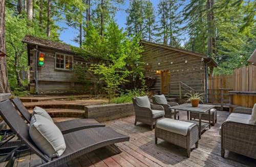 Redwood City House | Log-Cabin Home Retreat - Walk to Restaurants Trails Hiking & Biking